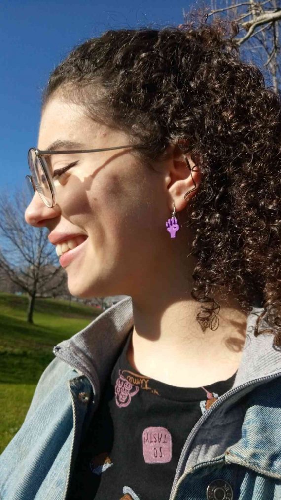 Brincos Feministas Asimetrico Puño Modelo_opt