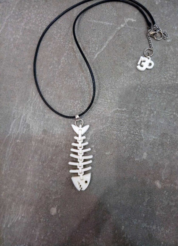 Pingente Sardinha fio preto