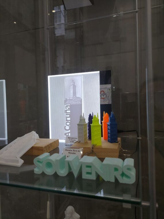SOUVENIRS na vitrina