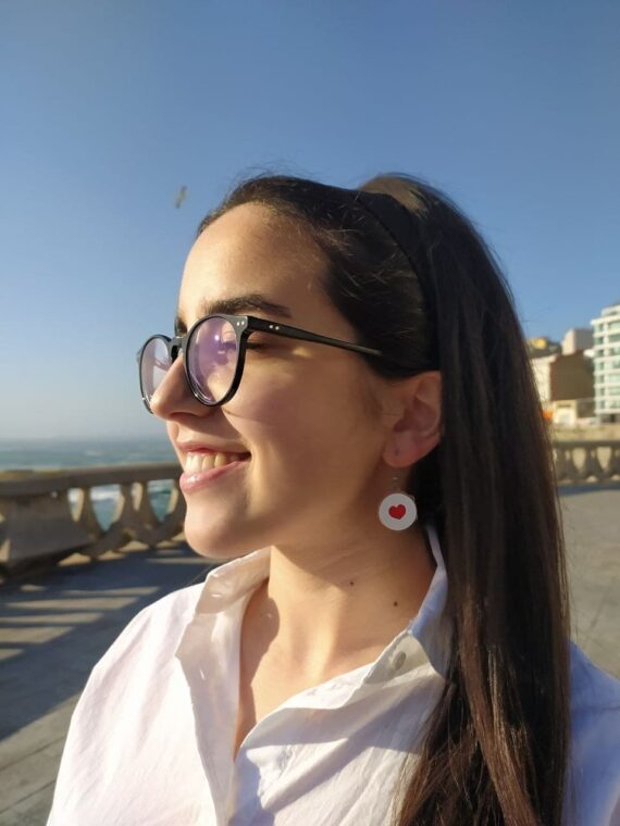 Brincos Pandeireta Corazón Vermello modelo FRONT 2