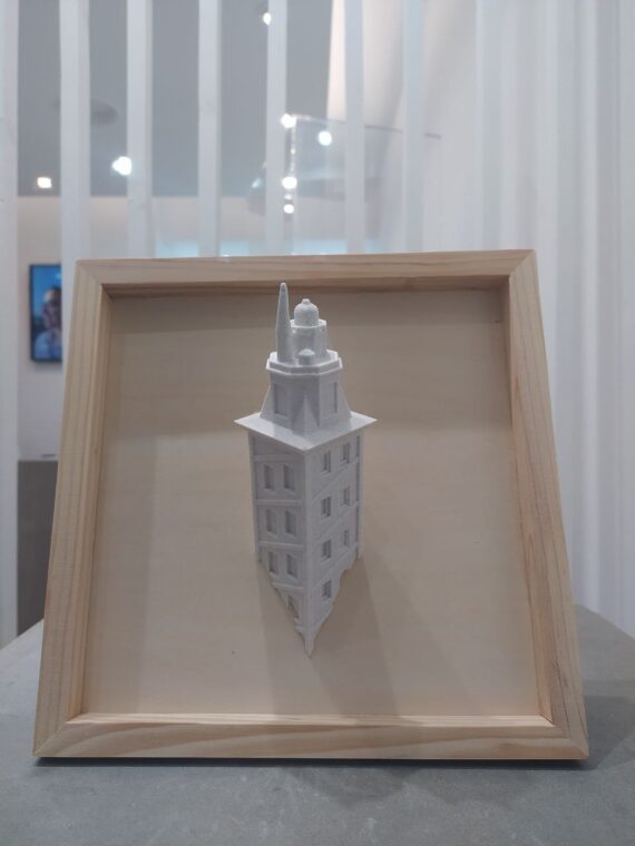 Escultura granito claro Torre con marco FRONT II